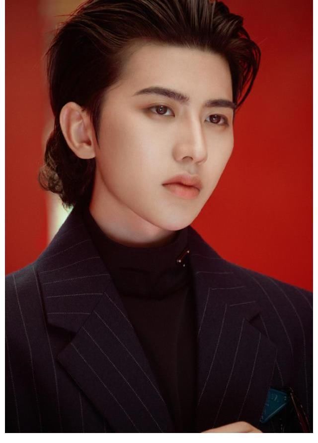 姚译添|蔡徐坤吸管上沾口红被嘲妆浓，镜头放大20倍，全网都欠他一个道歉