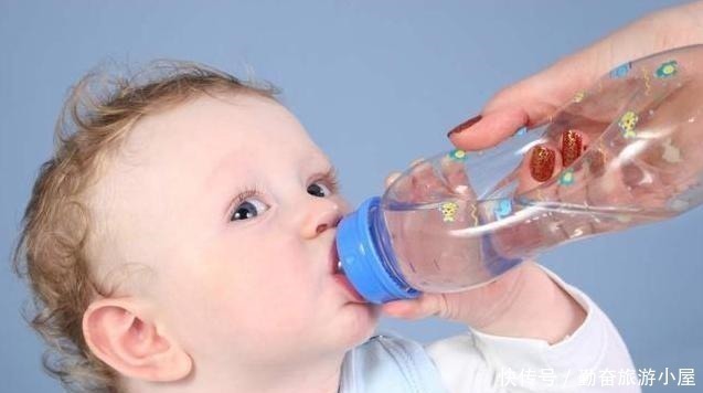 喝水|新生儿6个月内不用喝水孩子若出现这3种情况,家长赶紧喂水