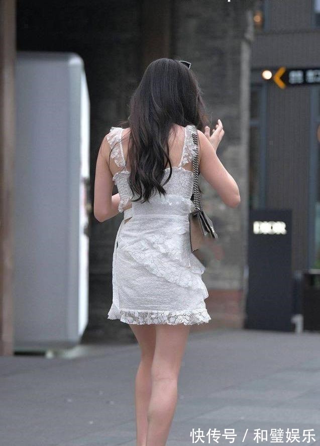 美女 白色蕾丝吊带裙穿出精致感,搭配白色尖头细跟鞋提升气质