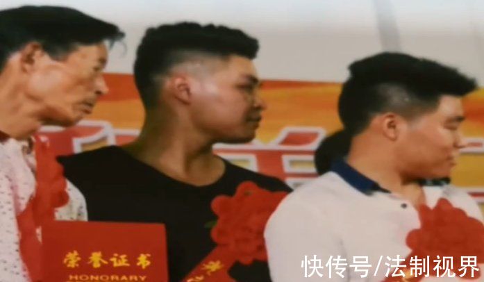 2016年，浙江两男子对质谁才是模仿者，在法庭上表演甩饼