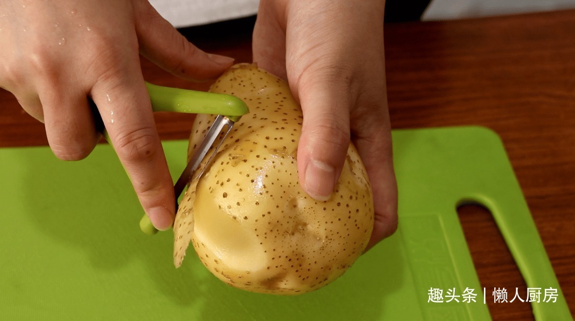 土豆别再炖肉了,教你一个新吃法,好吃到停不下来,比吃肉香!
