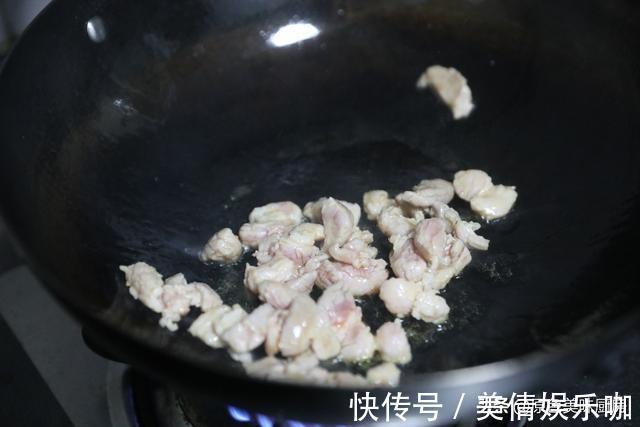 家常|荤素搭配的一道家常小炒,5分钟出锅,好吃又下饭