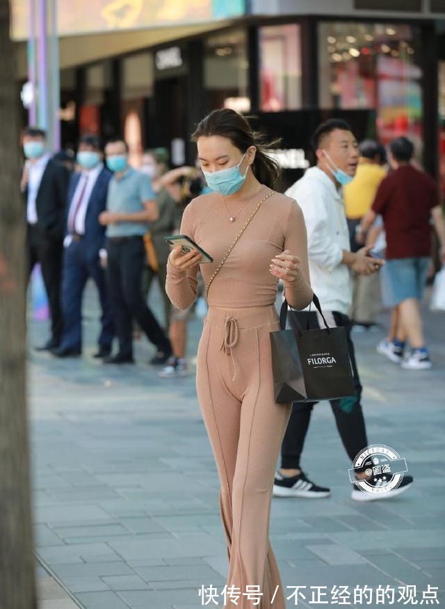 皮质 文艺清新的打底裤穿搭更加吸睛夺目,开启优雅靓丽模式,清凉大气