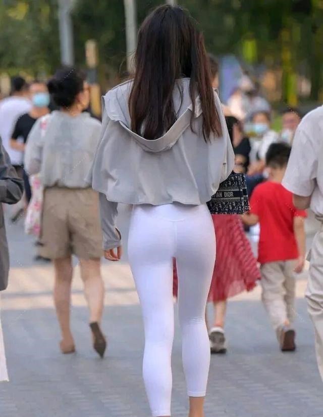 穿搭 打底裤的打扮气质可人充满无限活力,展现浪漫情怀!