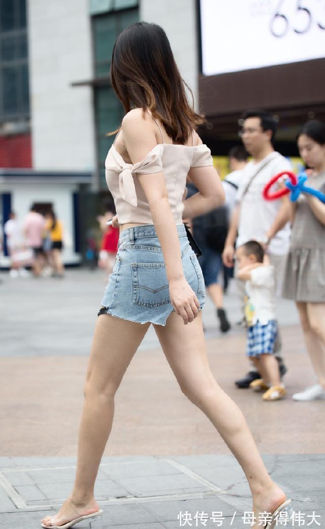 紧身 小姐姐身穿肉色的吊带装，特别有美感