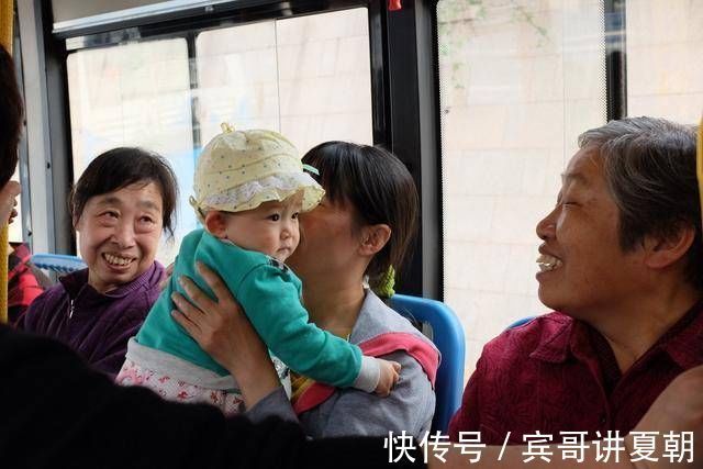 大人|遇到别人这样逗你家孩子,宝妈别只顾面子,直接“反击”回去