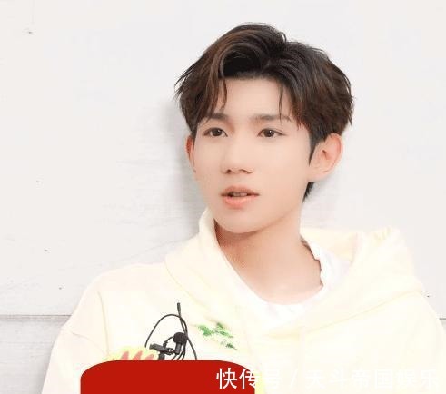 大張偉也沒有主持人證和王一博一起坐在臺(tái)下，只有汪涵一人主持