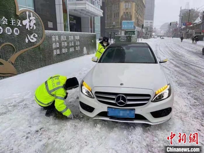 降雪|辽宁省公安机积极应对暴雪强寒潮天气 救助被困群众5700余人