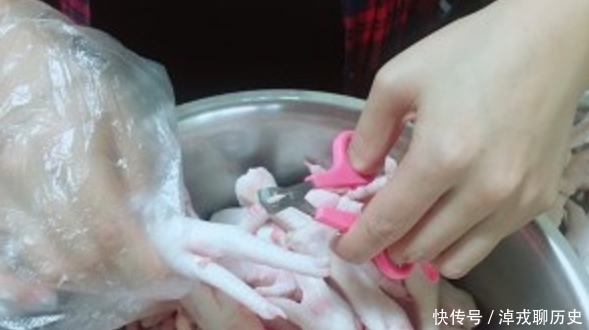 香辣|教你秘制鸡爪方法,不用泡不用炸,香辣入味,连吃10个都不解馋!