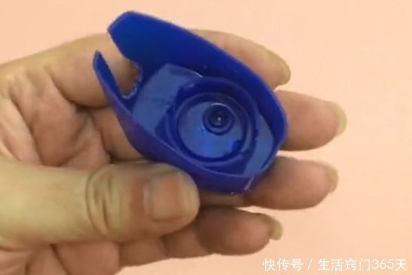 洗发水盖子不要扔,中间剪一剪,放在卫生间,全家人都要抢着用!