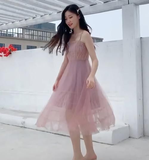 近来火了一款裙子叫“皱皱裙”,比仙女裙还仙,穿上时髦显高