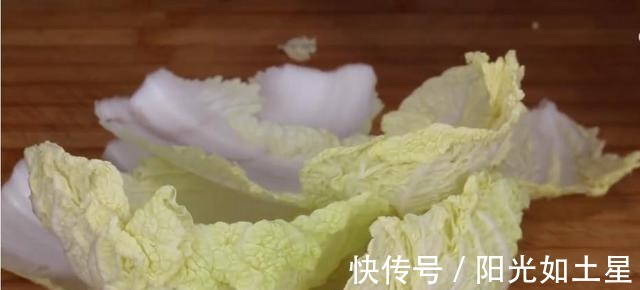 白菜我家很少炒着吃，开水一烫，筷子一搅，比肉还香，开胃又下饭！