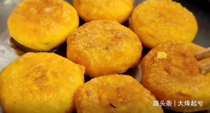 南瓜饼的家常做法,口感软糯香甜,简单易学,早餐给孩子吃