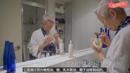 女人要体面活！68岁姥姥口红只用豆沙色，白衬衫必须搭珍珠项链