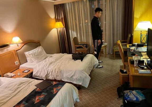 篮协|争议!辽篮入住4星级酒店,2人一间床太小,赵继伟:我很无语