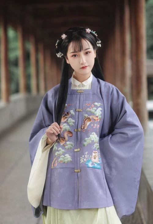 当“军装蓝”遇上“汉服红”，好一个铁汉柔情，太让人羡慕了