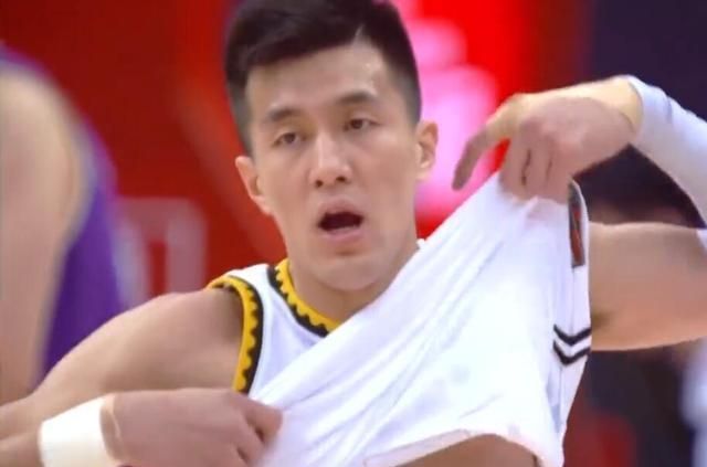 韩德君|不开心!郭艾伦连投2次都打铁,原地呆立不回防,韩德君暖心安慰