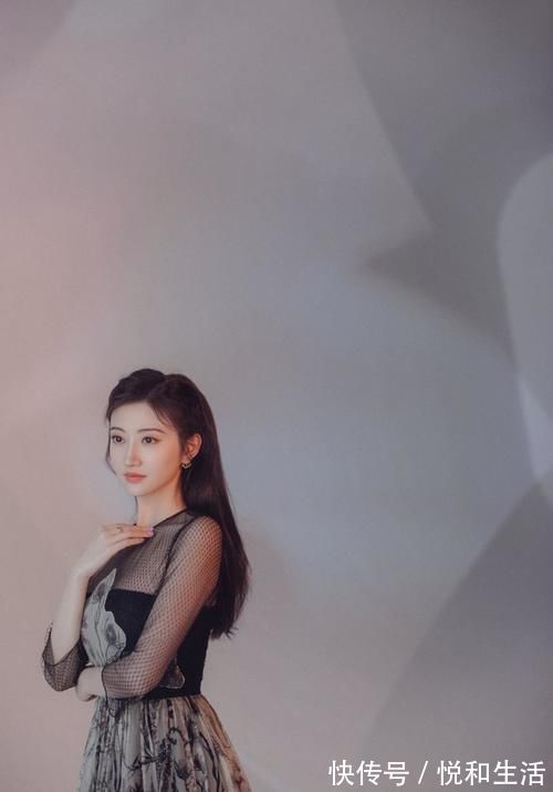 性感 美女穿搭：神秘感连衣裙，演绎性感的魅力，捉摸不透