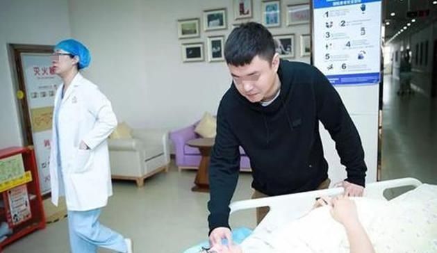 举动|宝妈分娩前阵痛难忍，“最暖丈夫”下意识的举动，网友不淡定了