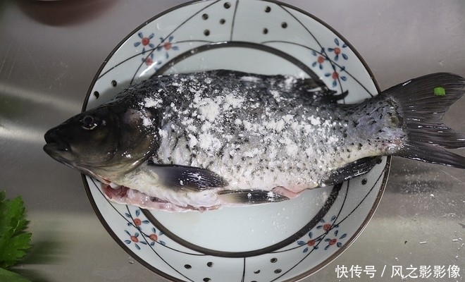 鱼刺|鱼刺卡在喉咙里,别再尝试土方法了!教你1招,鱼刺自己跑出来!