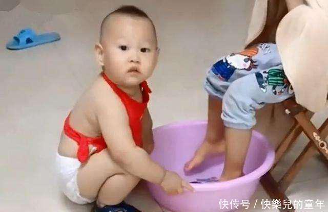 大宝|二胎弟弟给姐姐洗脚动作娴熟,原是有这个做诱饵,网友:最小童工