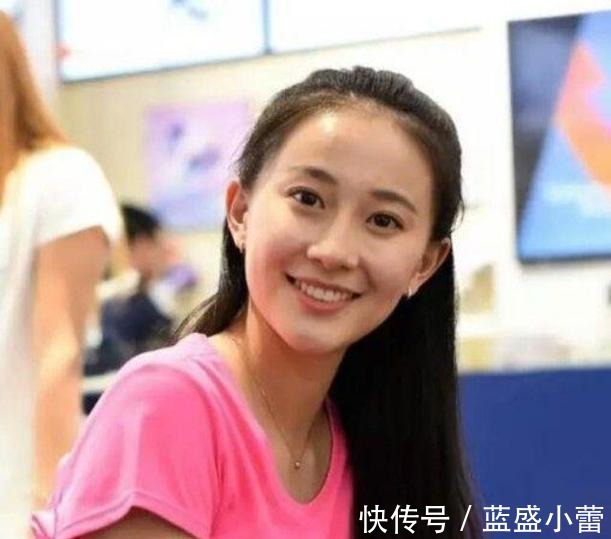 体操运动员|艺术体操女神晒照,自称是假笑少女,梨涡浅笑的她,一字马很吸睛!