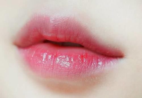 常对|女生常对“嘴唇”做3件事,颜值会越来越高,早晚养成“果冻唇”