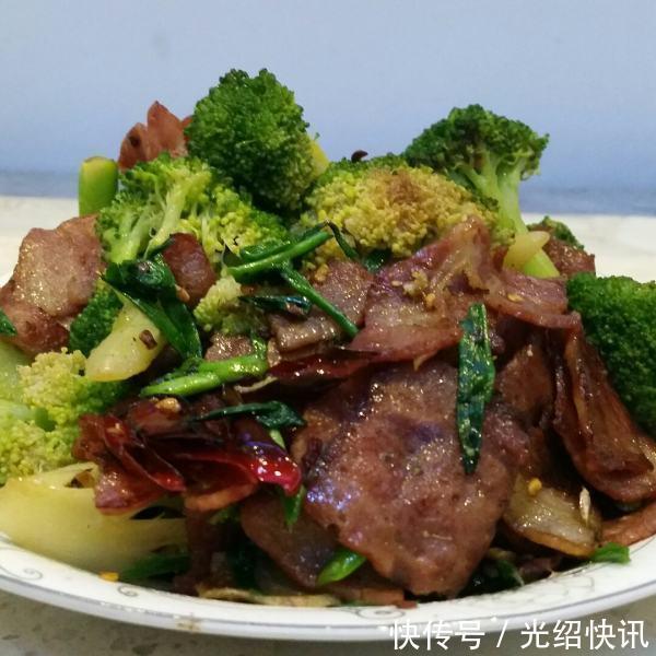 剁辣椒|美食推荐西葫芦炒鸡蛋,糯米豆腐包,培根炒西兰花,可乐排骨