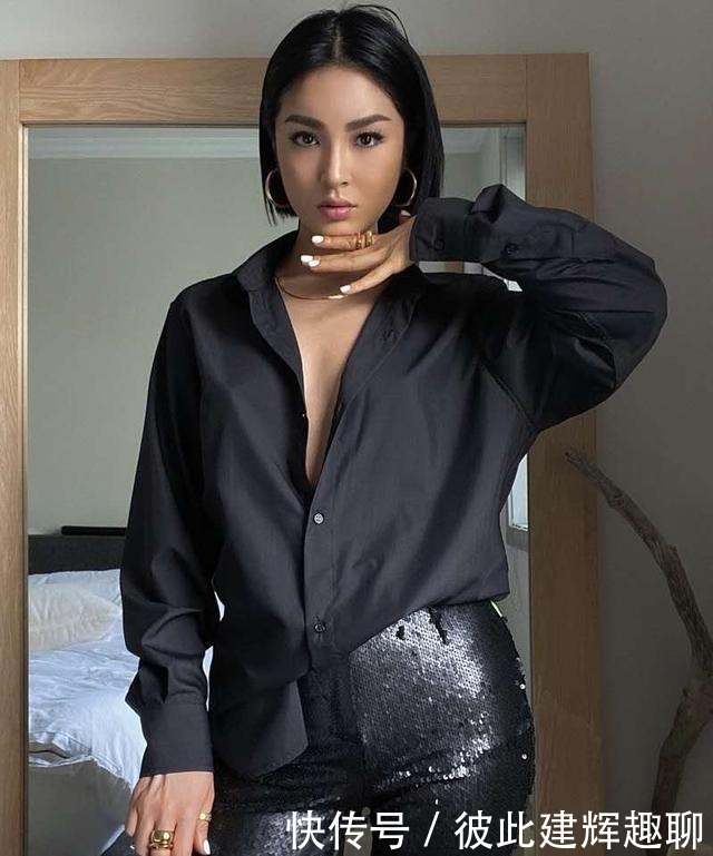 周涛都这么时髦了?绿色衬衣配伞裙,马尾用5毛钱皮筋扎出新花样