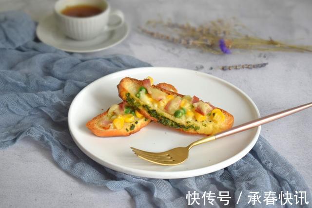 芝士香葱面包迷你披萨，食材简单味道绝佳，一点都不费劲