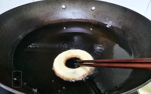 孩子|孩子爱吃甜甜圈，一斤面粉炸一堆，巧克力融化后一蘸，和买的一样