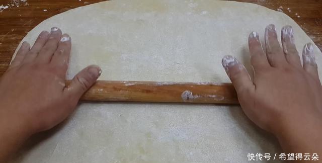 小零食|面粉这样做太神奇了,加3个鸡蛋,个个焦脆香甜,一口一个真过瘾