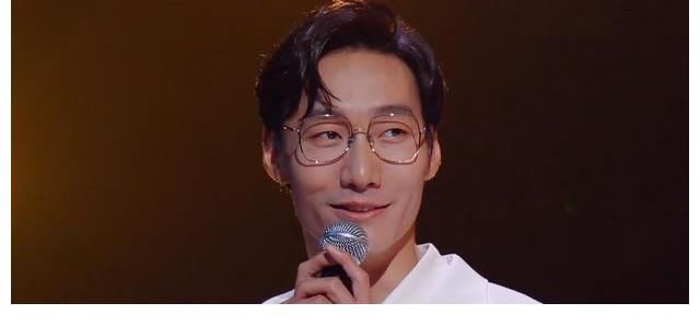 曾被王菲邀請(qǐng)助演，也是春晚常客，張傲月才是《追光》的掃地僧