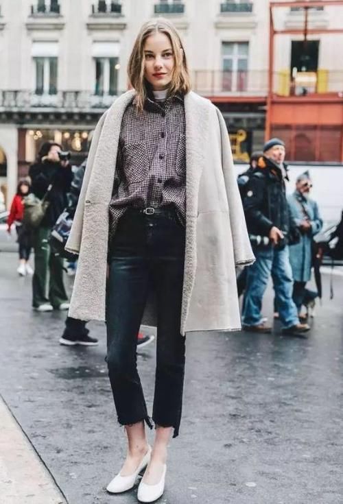 穿搭 小白鞋失宠了，现在最流行穿这双“奶奶鞋”，搭裙子裤子都时髦