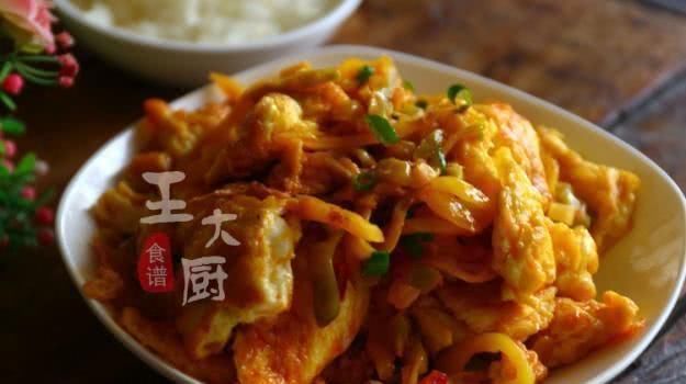  榨菜炒鸡蛋，给肉都不换，香味浓郁，可口下饭