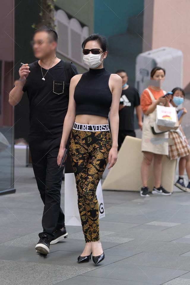 图案|阿姨黑色半高领上衣搭配花纹修身裤,设计精美,尽显时髦气息