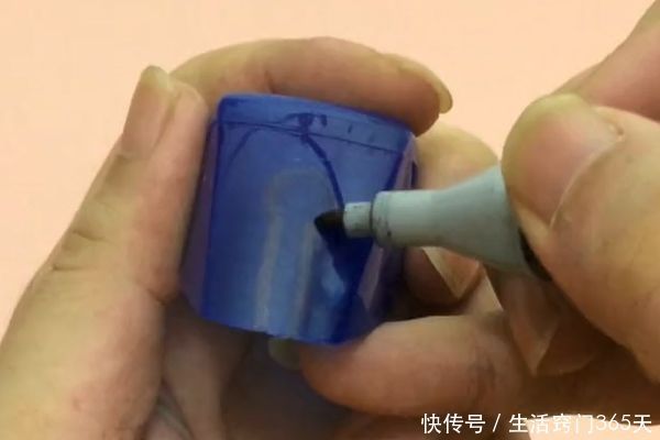 洗发水盖子不要扔,中间剪一剪,放在卫生间,全家人都要抢着用!