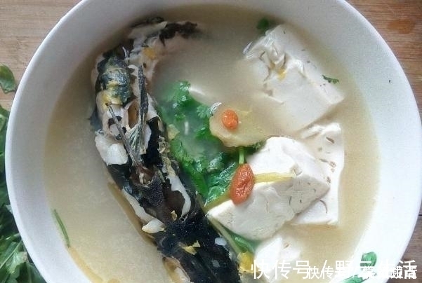 炖鱼汤|炖鱼汤时,用冷水还是热水?多数人没弄清楚,难怪鱼肉不嫩汤不鲜