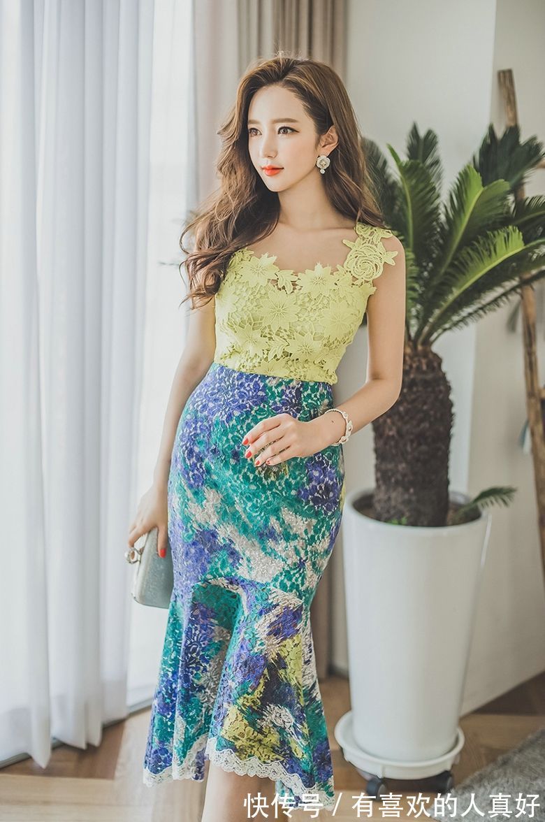 蕾丝|穿黄色蕾丝连衣裙的美女,脚上一双恨天高很是亮眼