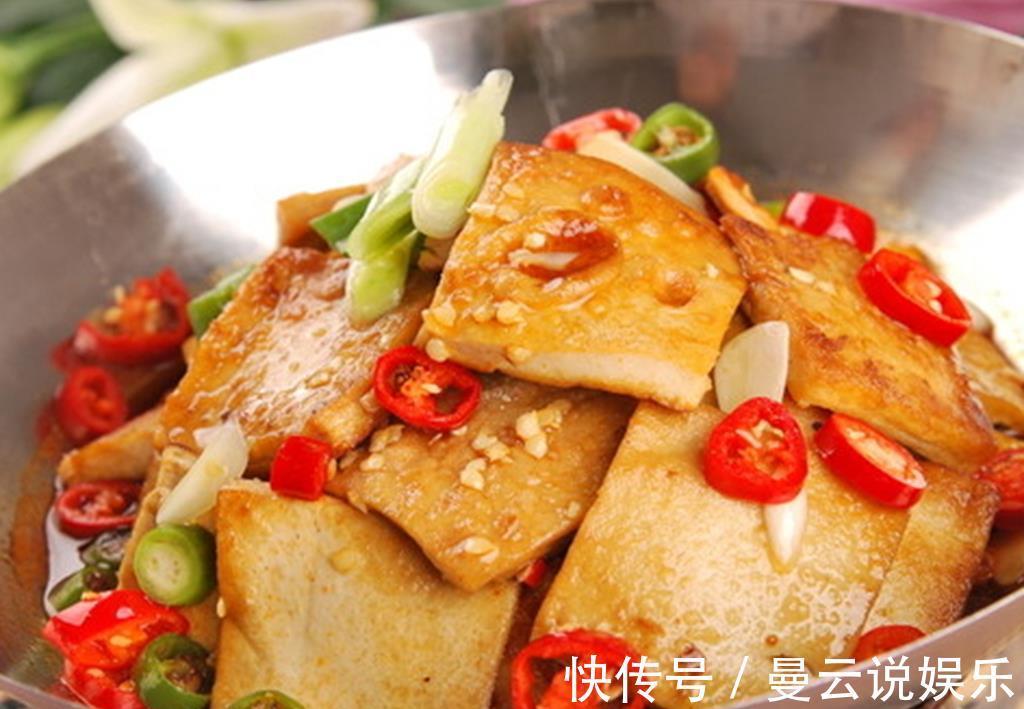 煎豆腐时，不要再直接下油锅，记住这一招，又香又脆，关键不粘锅