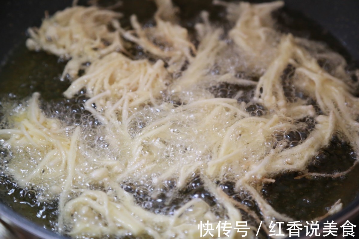 金针菇裹上面粉在油锅中炸一炸，酥脆可口，越吃越香
