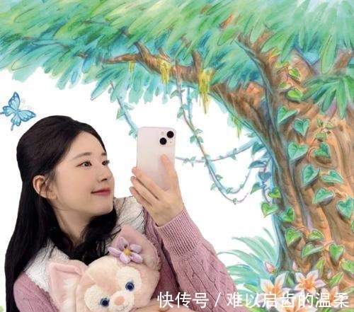 赵露思和徐开骋亮相《快乐大本营》，两人同台合唱，赵露思好娇小