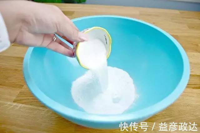 小苏打+|马桶水箱里放这个东西,再也用不到马桶刷了,好神奇啊