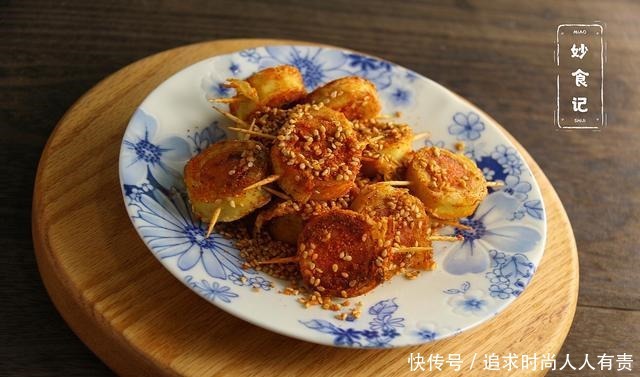 别去外面吃烧烤了,学会这道豆皮和香肠做的小吃,香辣开胃吃不够