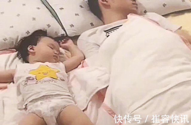 幼儿园|妈妈让爸爸哄女儿睡觉,做完家务回来,推开房门踢了爸爸一脚