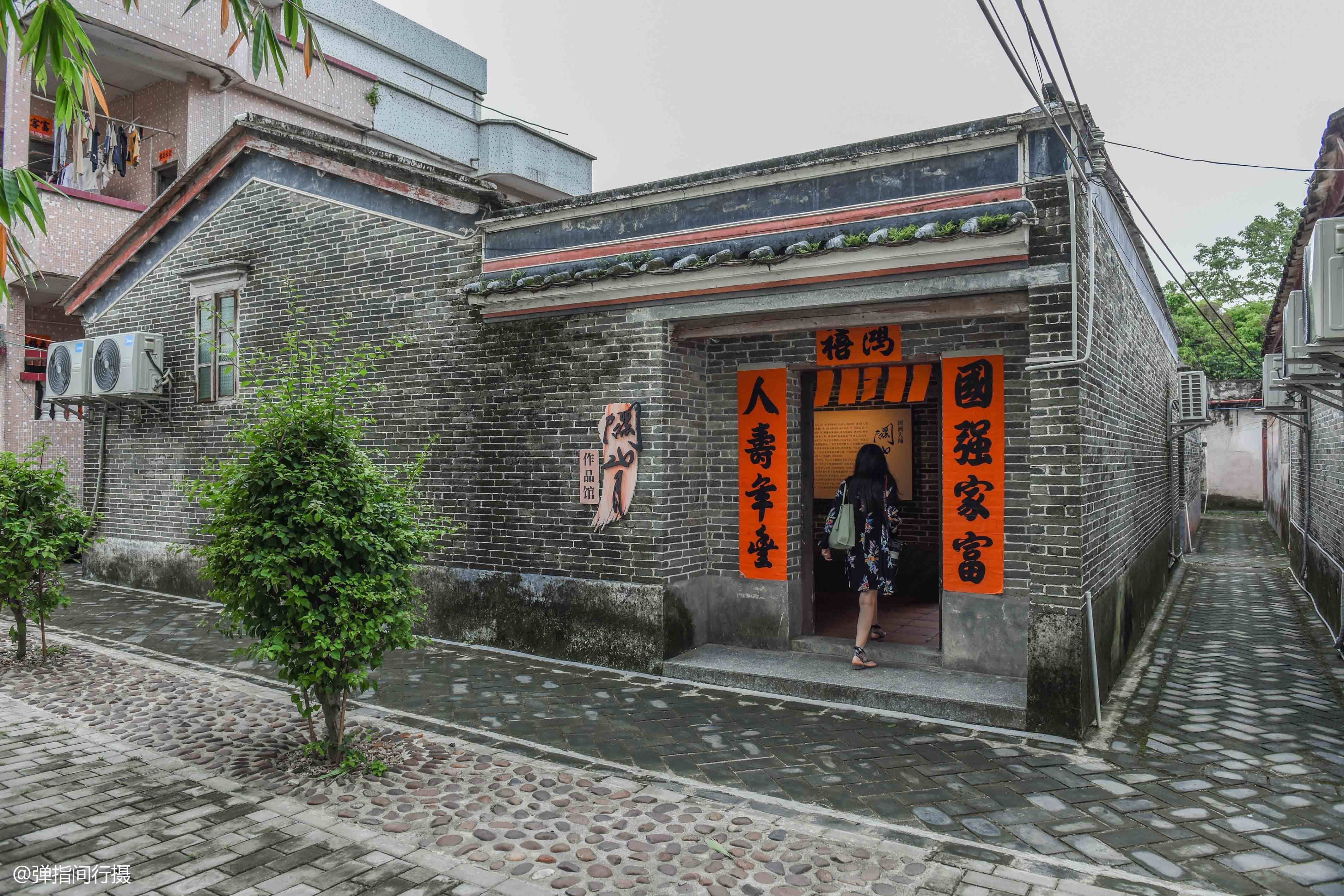 大师@绘画大师出于寒门,幼时曾撕邻居家对联画画,如今作品每平尺28万