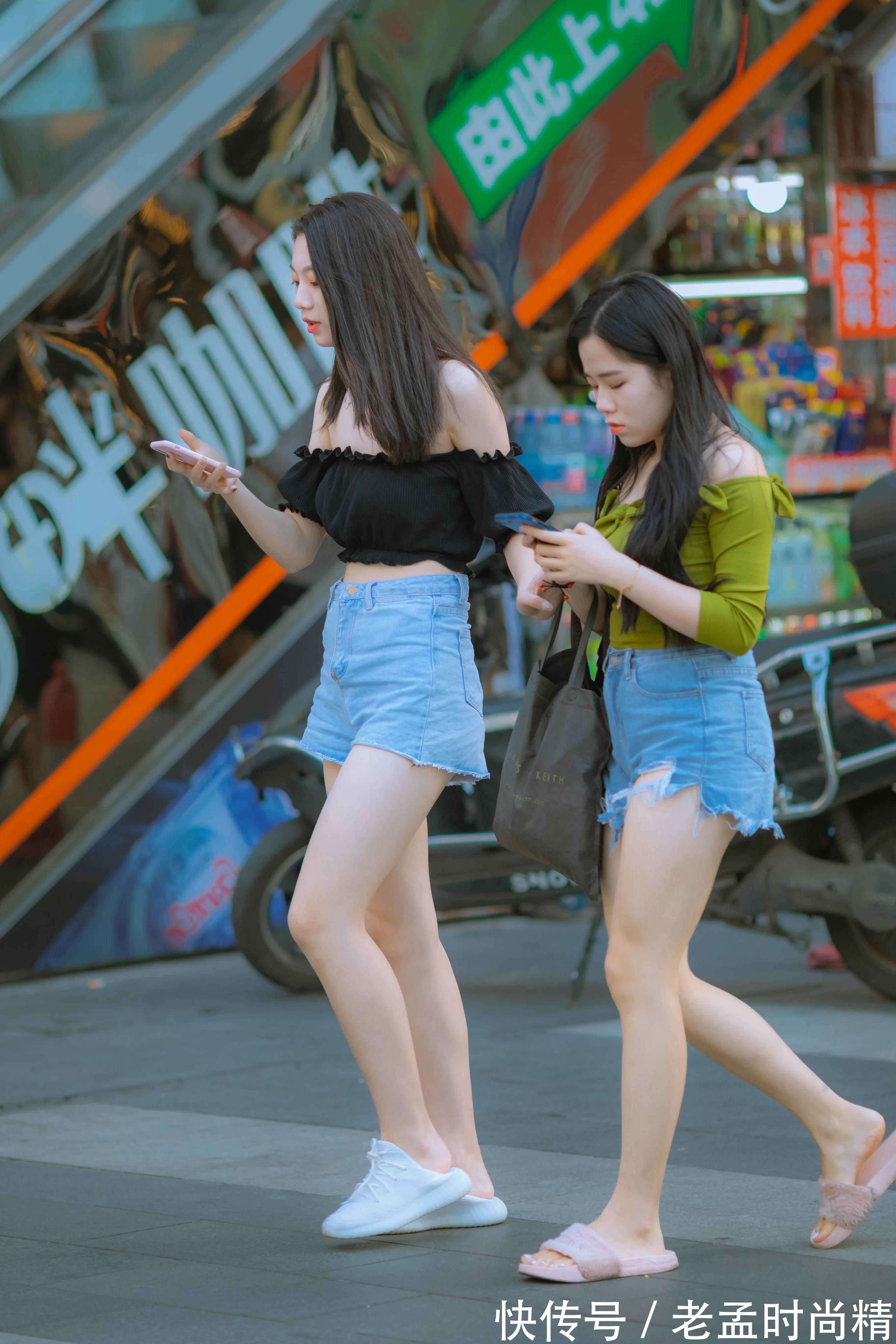 一字肩|街拍|穿黑色一字肩短装的女生