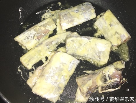 做法|干炸带鱼时,别再裹淀粉了,学会饭店大厨的方法,外酥里嫩不粘锅