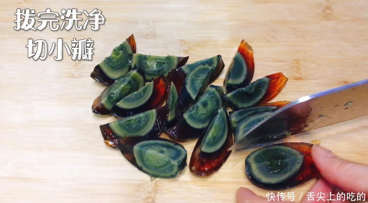 凉拌青椒皮蛋最简单的家常做法,皮蛋入味滑嫩爽口,一上桌就吃光