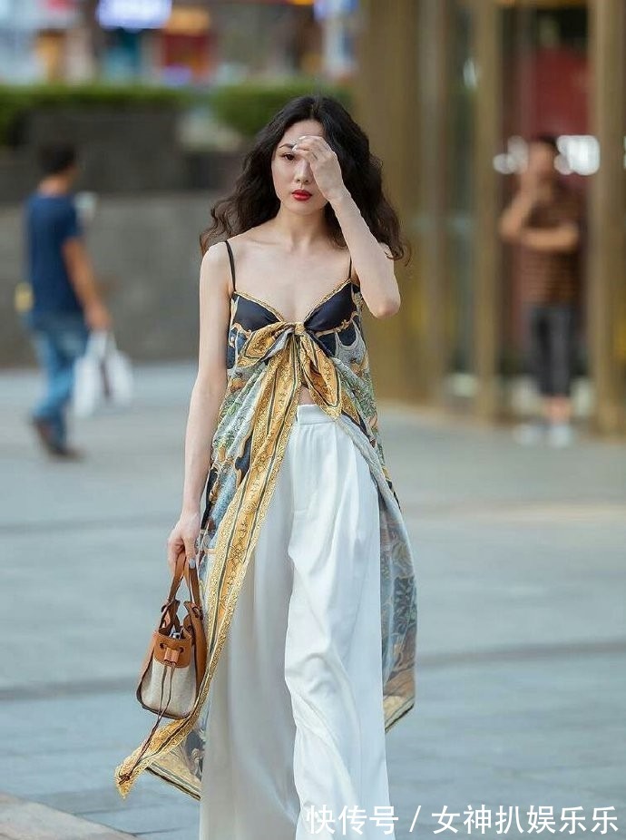 吊带衫 姐姐把吊带衫穿出了新高度，是时尚，还是哗众取宠呢！